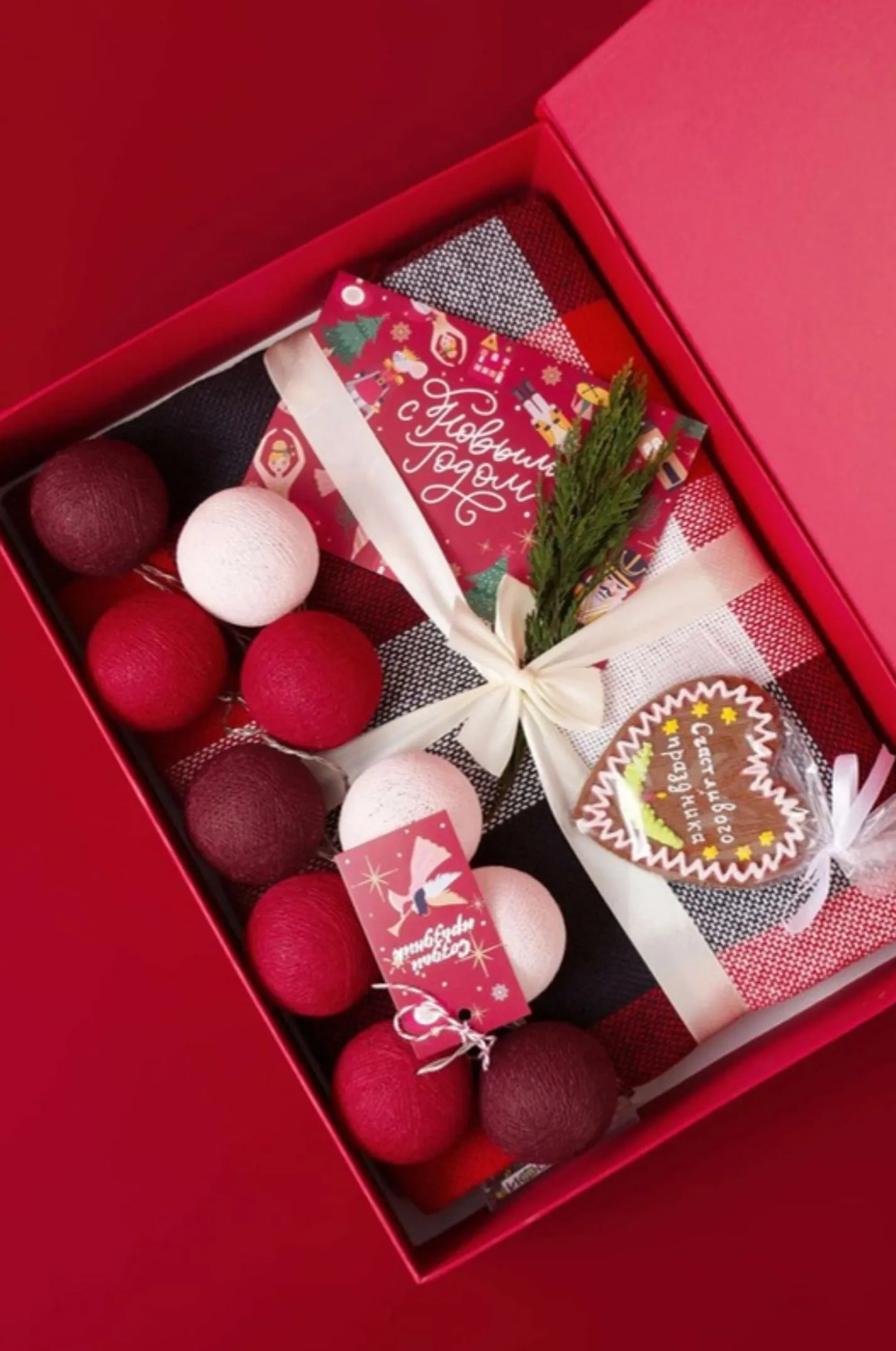 Cadoul pentru copii Christmas Mood cu pled, ghirlandă de Crăciun și turtă dulce, într-o cutie cadou roșie