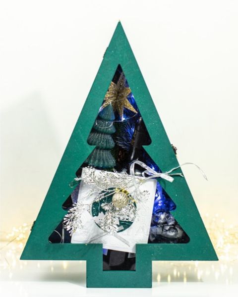 Setul cadou Christmas Tree cu vin, ceai, dulceață și bomboane, într-o cutie verde în formă de brad, cu ghirlandă