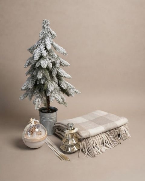 Setul cadou Hygge cu brad decorativ de 60 cm, pled cu lână naturală, lumânare parfumată de Crăciun și parfum pentru casă