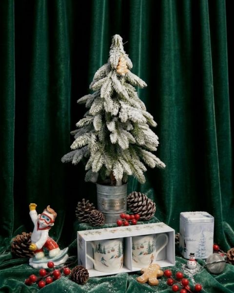 Setul cadou Snow Story cu brad decorativ de 60 cm, ceai în cutie metalică, infuzor pentru ceai și figurină decorativă de Crăciun
