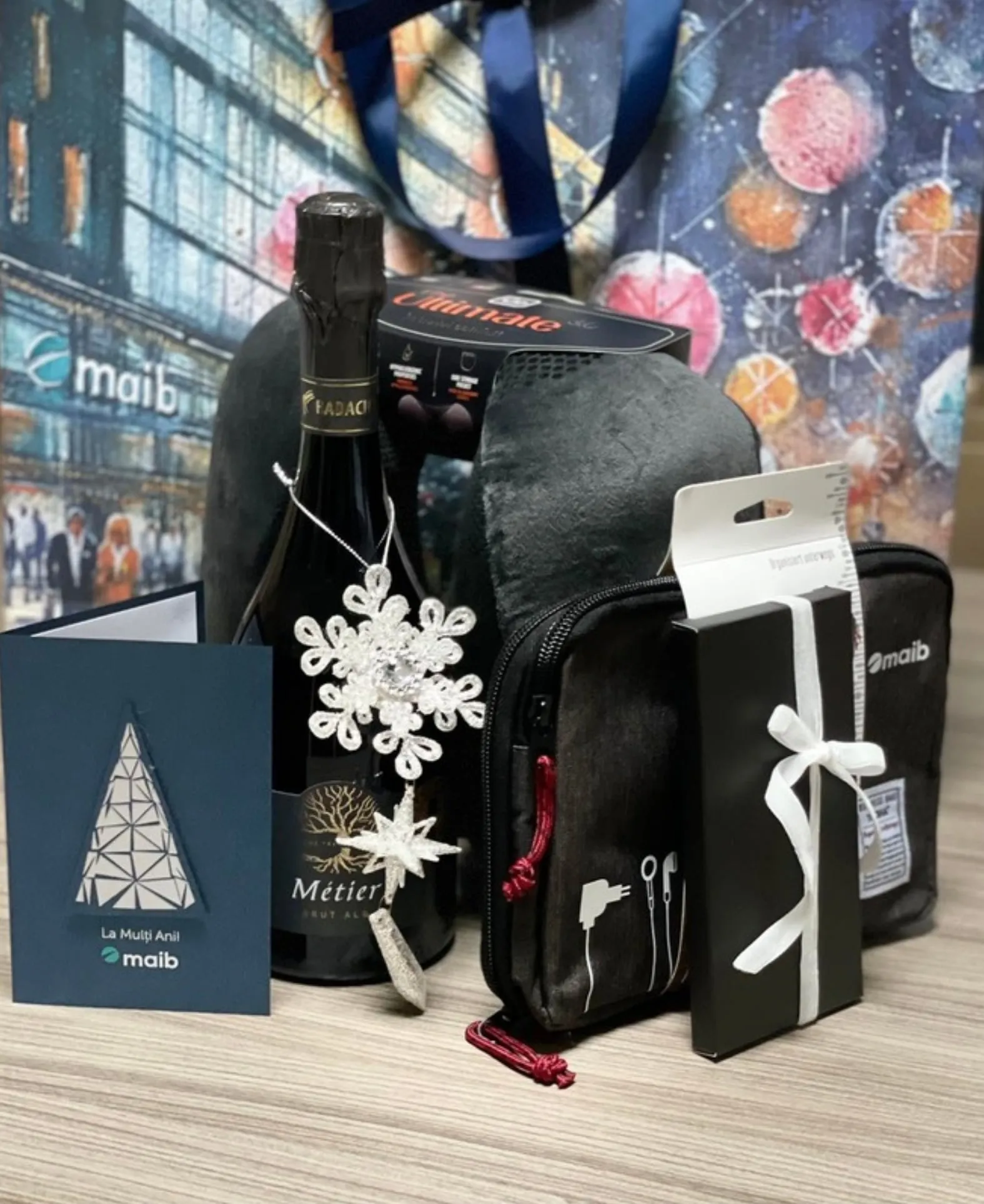 Setul cadou Travel Case V2 cu pernă de călătorie, organizatorul pentru cabluri Tech Pouch, șampanie sau vin, ceai și bomboane (fotografia 1 din 3)