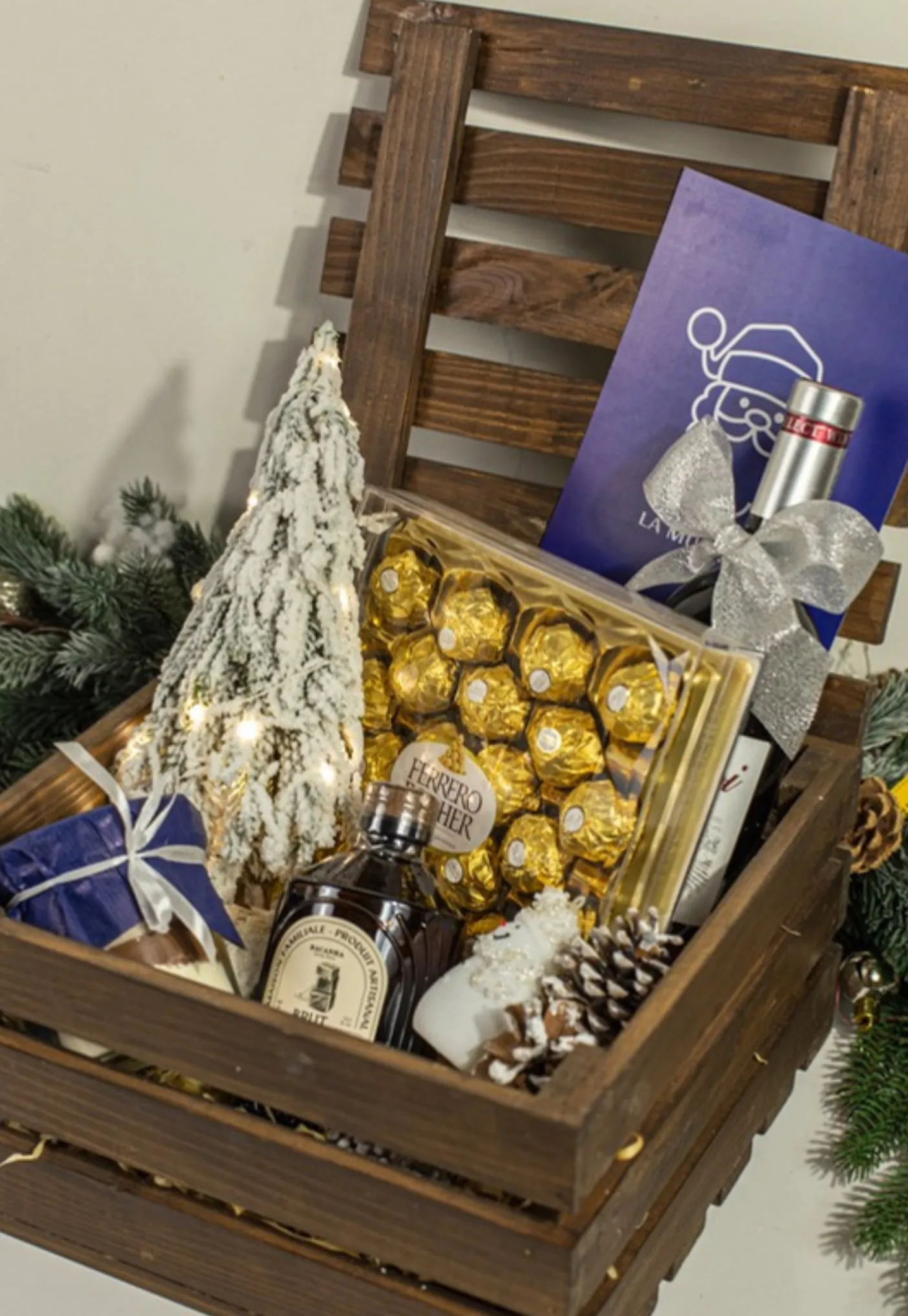 Setul cadou Wooden Box cu vin sau șampanie, bomboane Ferrero Rocher, cacao cu marshmallow și sirop, într-o lădiță din lemn (fotografia 1 din 4)