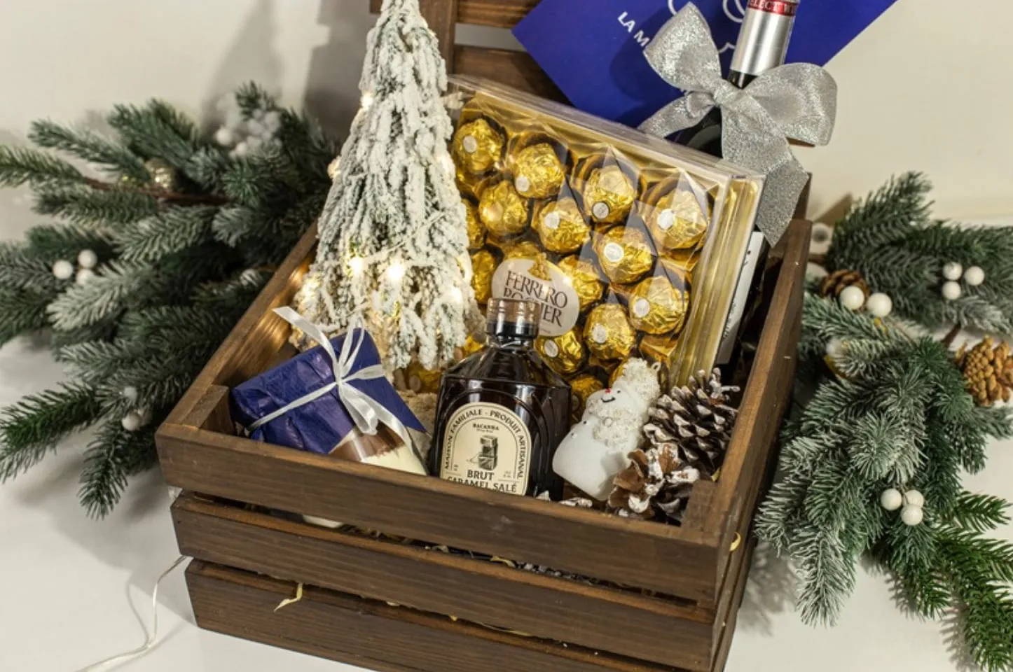 Setul cadou Wooden Box cu vin sau șampanie, bomboane Ferrero Rocher, cacao cu marshmallow și sirop, într-o lădiță din lemn (fotografia 3 din 4)