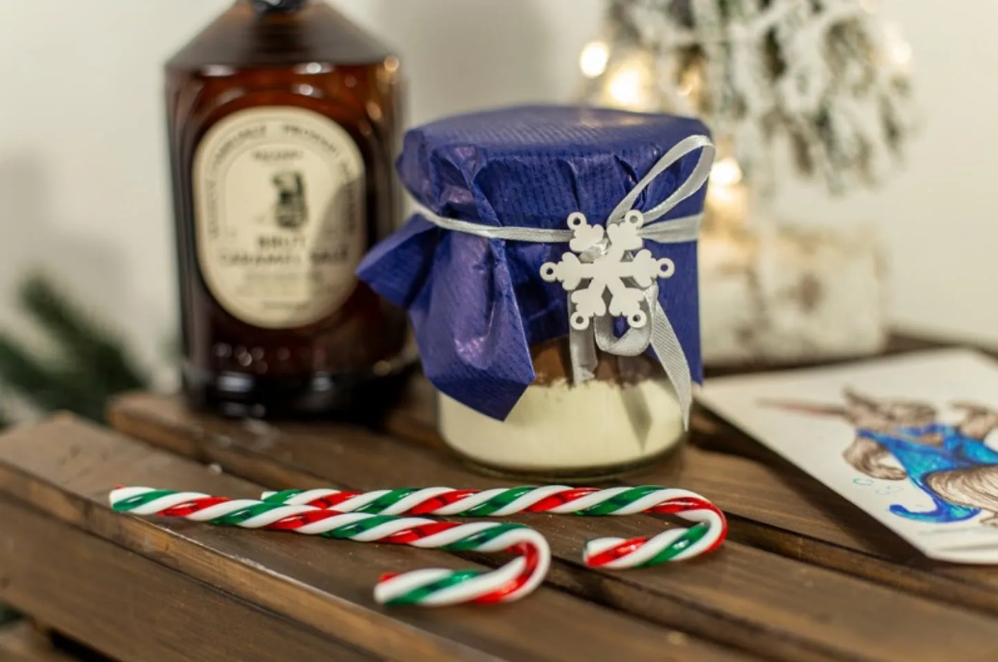Setul cadou Wooden Box cu vin sau șampanie, bomboane Ferrero Rocher, cacao cu marshmallow și sirop, într-o lădiță din lemn (fotografia 4 din 4)